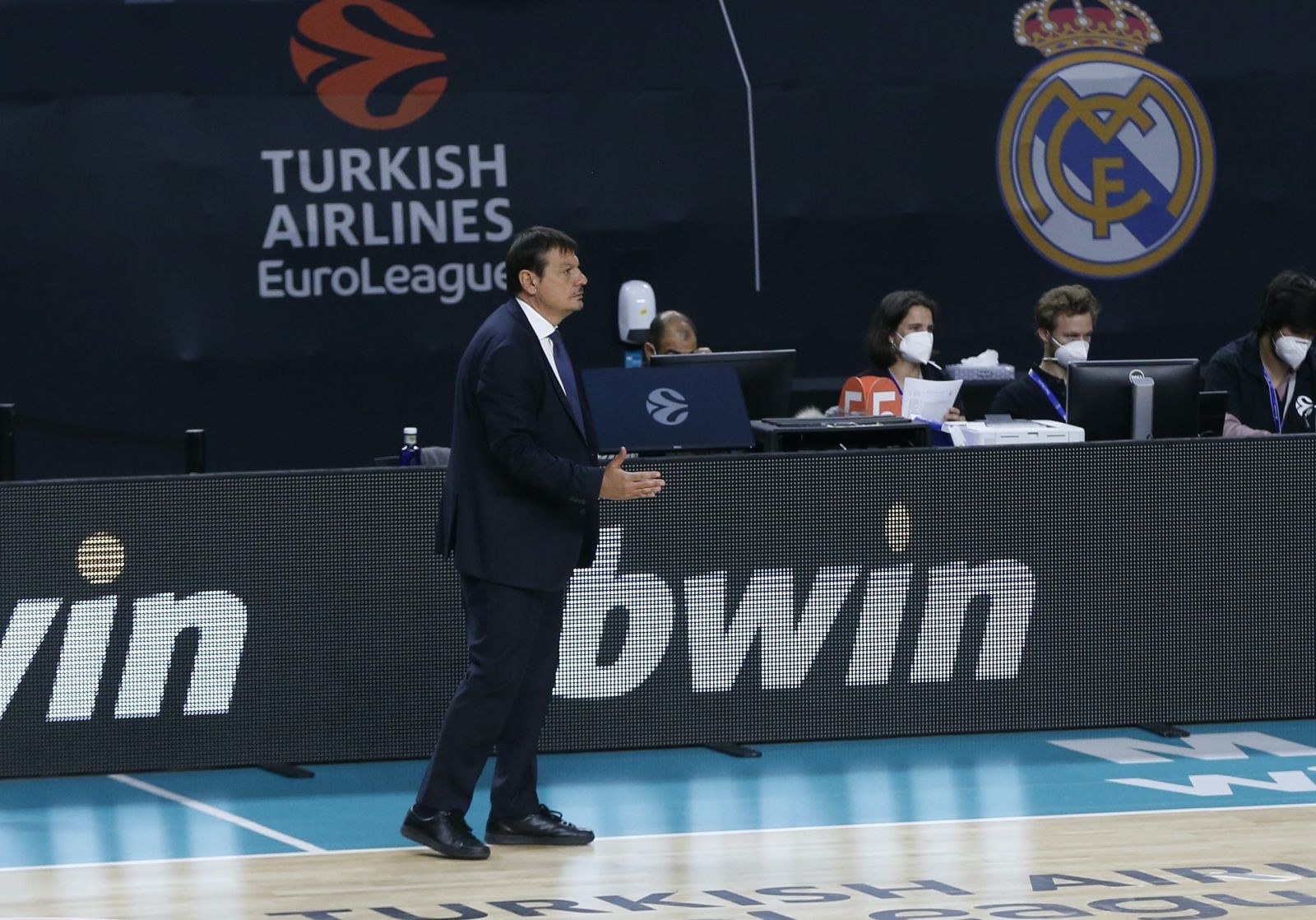 Ergin Ataman: Kovulmadığım sürece Anadolu Efes'teyim